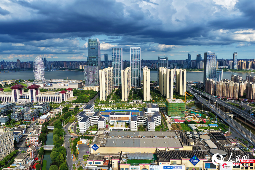 云海之下，高樓、街道與公園、河流相互交織，構成一幅秀美的都市生態畫卷。人民網記者 毛思遠攝