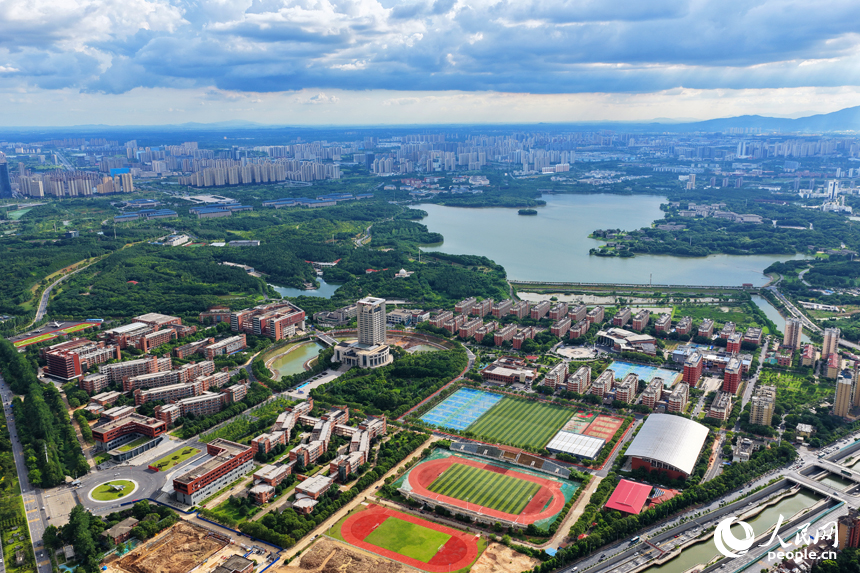 云海之下，高樓、街道與公園、河流相互交織，構成一幅秀美的都市生態畫卷。人民網記者 毛思遠攝