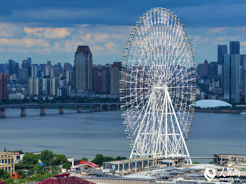 云海之下，高樓、街道與公園、河流相互交織，構成一幅秀美的都市生態畫卷。人民網記者 毛思遠攝