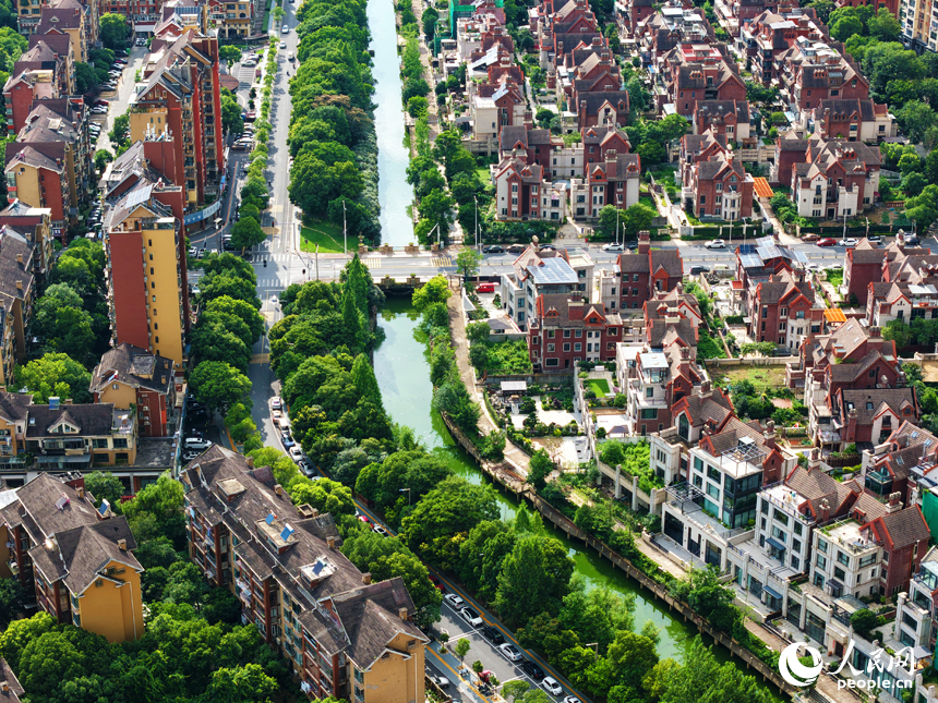 云海之下，高樓、街道與公園、河流相互交織，構成一幅秀美的都市生態畫卷。人民網記者 毛思遠攝