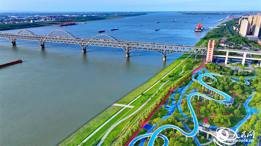 長江國家文化公園九江城區段，蜿蜒的游步道與周邊建筑、綠樹、碧水相映成景。人民網 朱海鵬攝