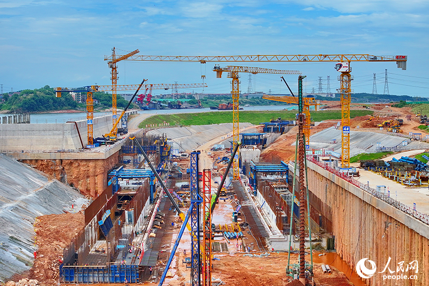 豐城市贛江龍頭山樞紐二線船閘項目工地塔吊林立，工人在進行航道船閘混凝土澆筑。人民網 朱海鵬攝