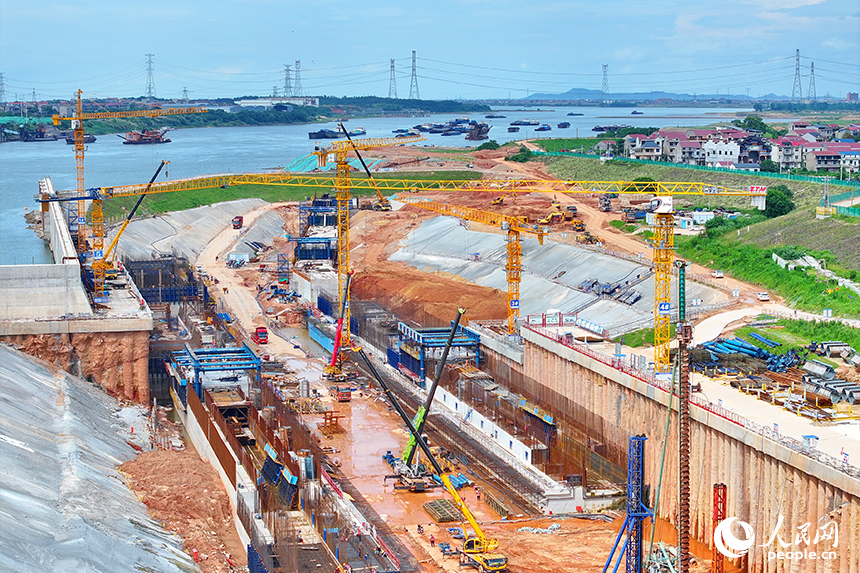 豐城市贛江龍頭山樞紐二線船閘項目工地塔吊林立，工人在進行航道船閘混凝土澆筑。人民網 朱海鵬攝
