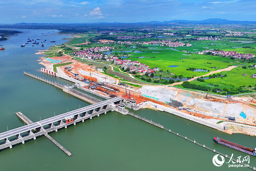 豐城市贛江龍頭山樞紐二線船閘項目工地塔吊林立，工人在進行航道船閘混凝土澆筑。人民網 朱海鵬攝