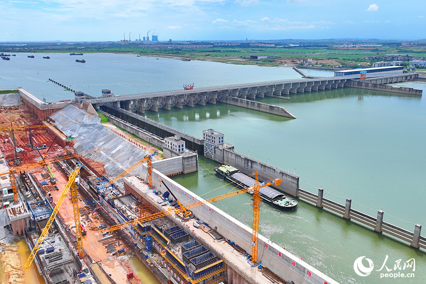 豐城市贛江龍頭山樞紐二線船閘項目工地塔吊林立，工人在進行航道船閘混凝土澆筑。人民網 朱海鵬攝