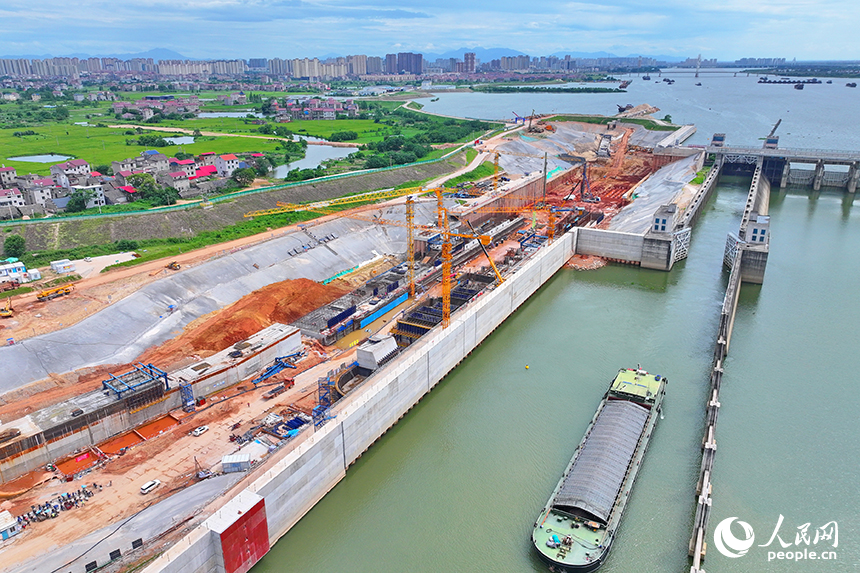 豐城市贛江龍頭山樞紐二線船閘項目工地塔吊林立，工人在進行航道船閘混凝土澆筑。人民網 朱海鵬攝
