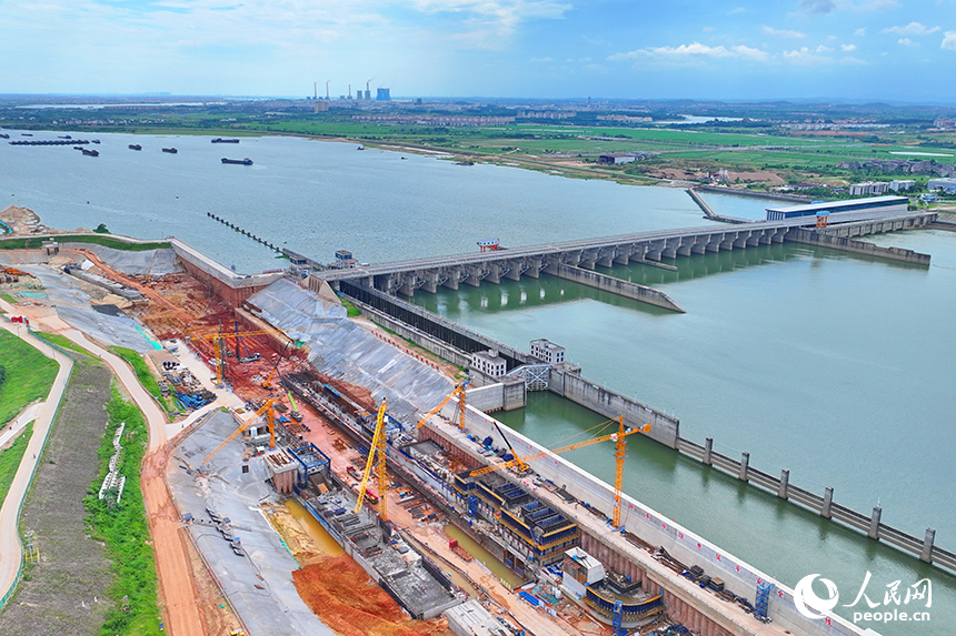 豐城市贛江龍頭山樞紐二線船閘項目工地塔吊林立，工人在進行航道船閘混凝土澆筑。人民網 朱海鵬攝