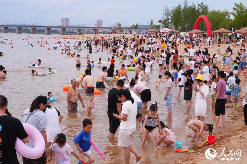 備受矚目的贛江“兩灘七灣”天然泳場正式向公眾開放，南昌市民開啟親水新體驗。人民網記者 毛思遠攝