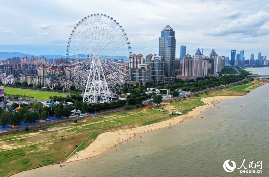 6月20日，俯瞰贛江“兩灘七灣”紅谷灘區摩天灣泳場，市民游客如織。人民網記者 毛思遠攝