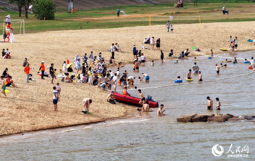 市民游客在紅谷灘區摩天灣泳場親水休閑。人民網記者 毛思遠攝