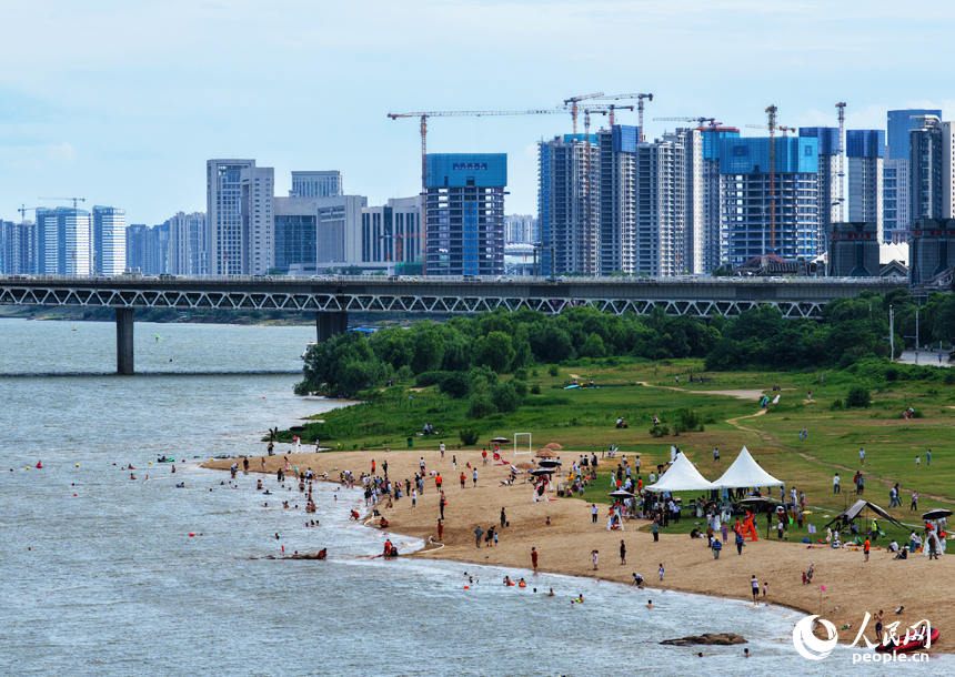 市民游客在紅谷灘區摩天灣泳場親水休閑。人民網記者 毛思遠攝