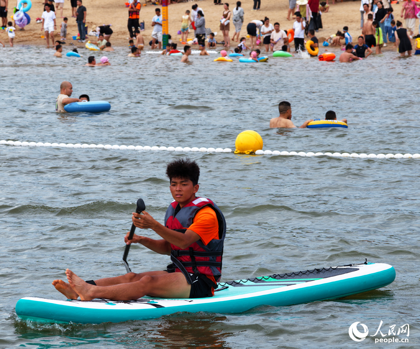 水上救生員在泳場外圍巡邏。人民網記者 毛思遠攝