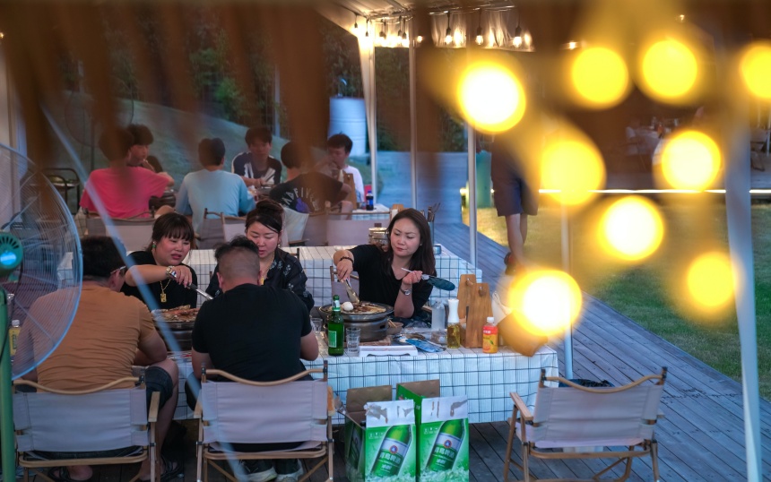 撫州市臨川區三翁花園附近的一處新建成露營基地，眾多市民游客前來游玩體驗。郭昊攝