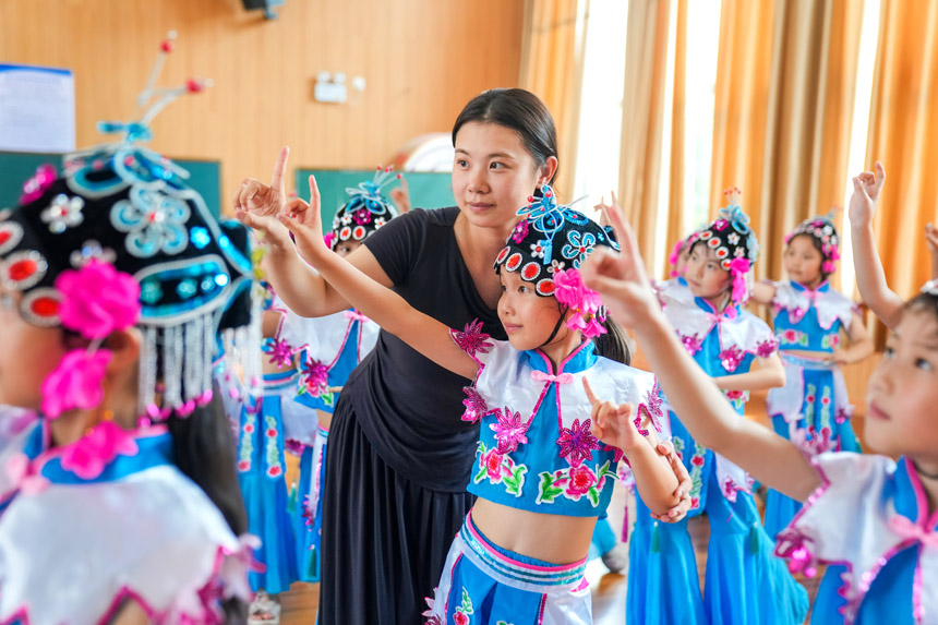 練功房里，老師正在指導該校尋夢曲苑戲曲社團學生練習撫州采茶戲基本功。郭昊攝