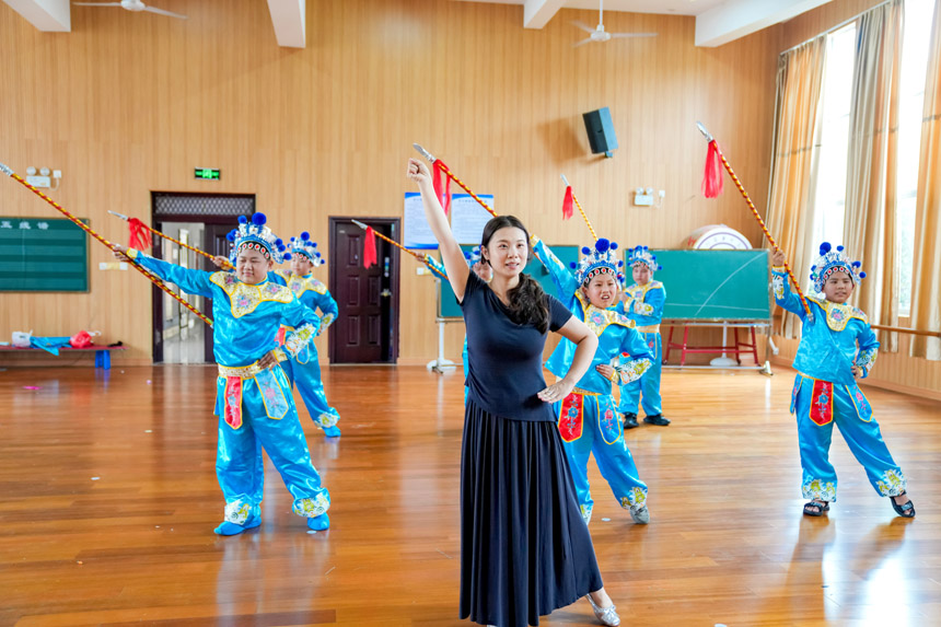 練功房里，老師正在指導該校尋夢曲苑戲曲社團學生練習撫州采茶戲基本功。郭昊攝