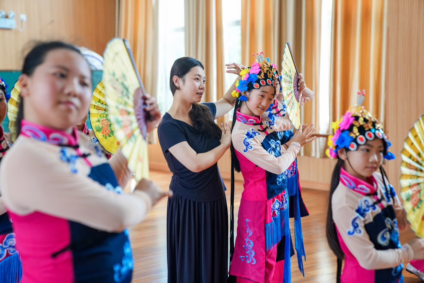 練功房里，老師正在指導該校尋夢曲苑戲曲社團學生練習撫州采茶戲基本功。郭昊攝