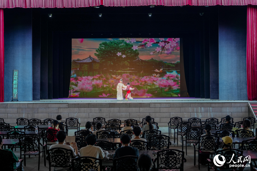 同學們參觀革命歷史遺址，領略革命文化。人民網 涂詩軒攝