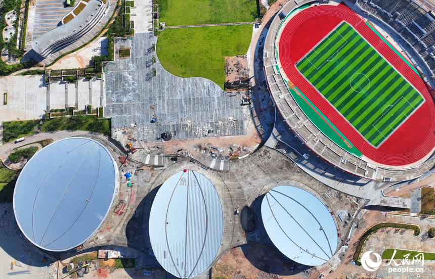贛州市石城縣西城體育中心項目建設現場，工人在安裝體育館鋼結構屋面網架和頂棚。人民網 朱海鵬攝