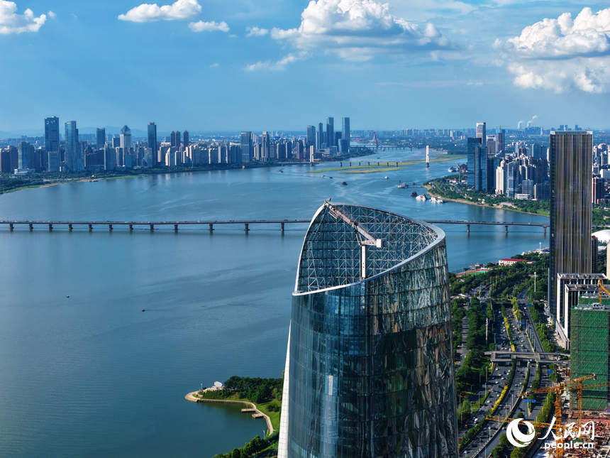 6月27日，江西省南昌市碧空如洗，藍天白云下一江兩岸秀美如畫。人民網記者 毛思遠攝