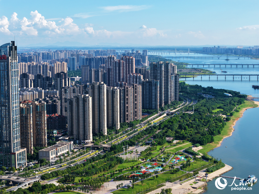 6月27日，江西省南昌市碧空如洗，藍天白云下一江兩岸秀美如畫。人民網記者 毛思遠攝