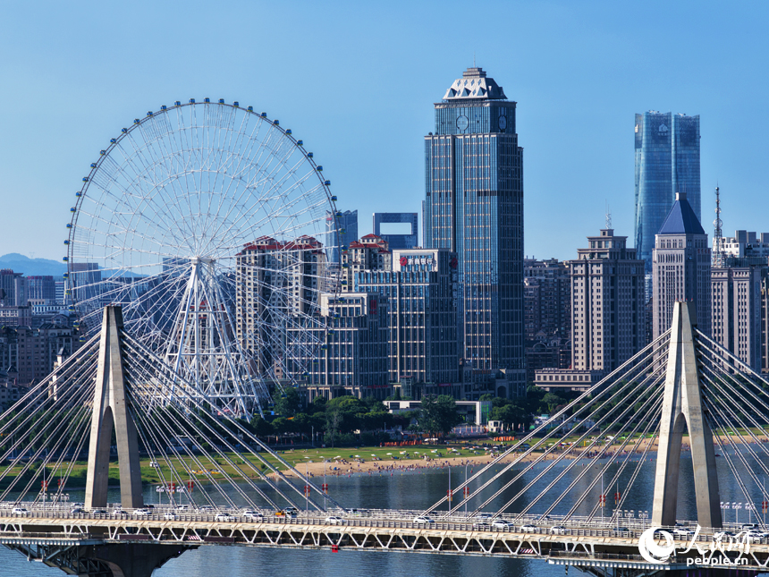 6月27日，江西省南昌市碧空如洗，藍天白云下一江兩岸秀美如畫。人民網記者 毛思遠攝