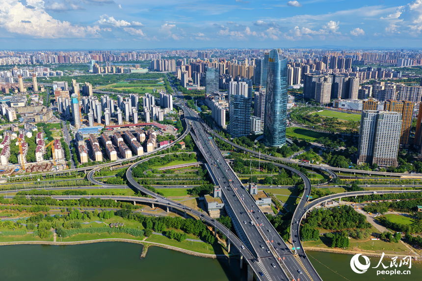 6月27日，江西省南昌市碧空如洗，藍天白云下一江兩岸秀美如畫。人民網記者 毛思遠攝