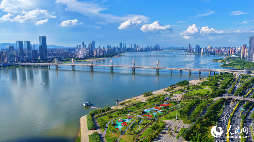 6月27日，江西省南昌市碧空如洗，藍天白云下一江兩岸秀美如畫。人民網記者 毛思遠攝