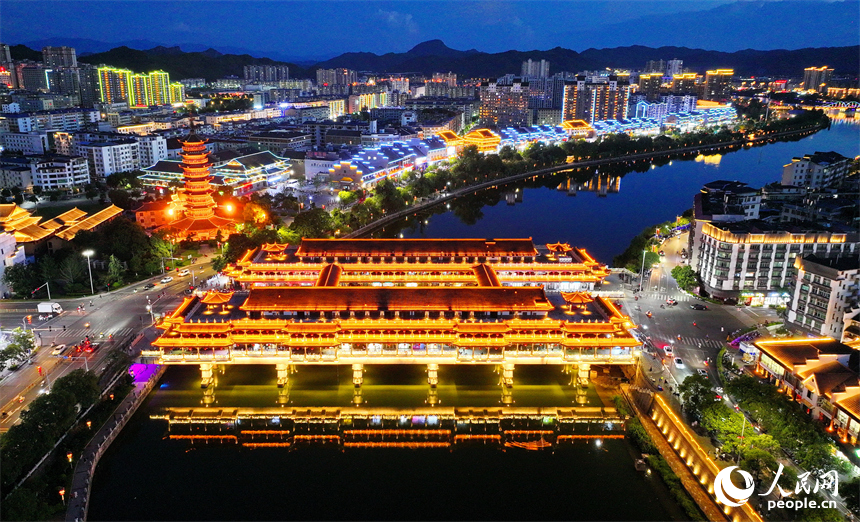 贛州市石城縣琴江鎮琴江兩岸古建筑燈光璀璨，許多游客前來觀賞古鎮夜景，品嘗夜市美食。人民網 朱海鵬攝