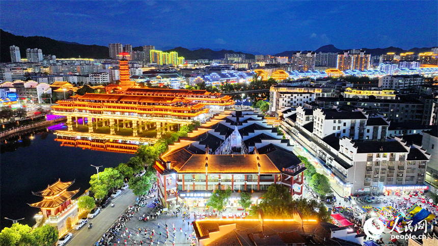 贛州市石城縣琴江鎮琴江兩岸古建筑燈光璀璨，許多游客前來觀賞古鎮夜景，品嘗夜市美食。人民網 朱海鵬攝