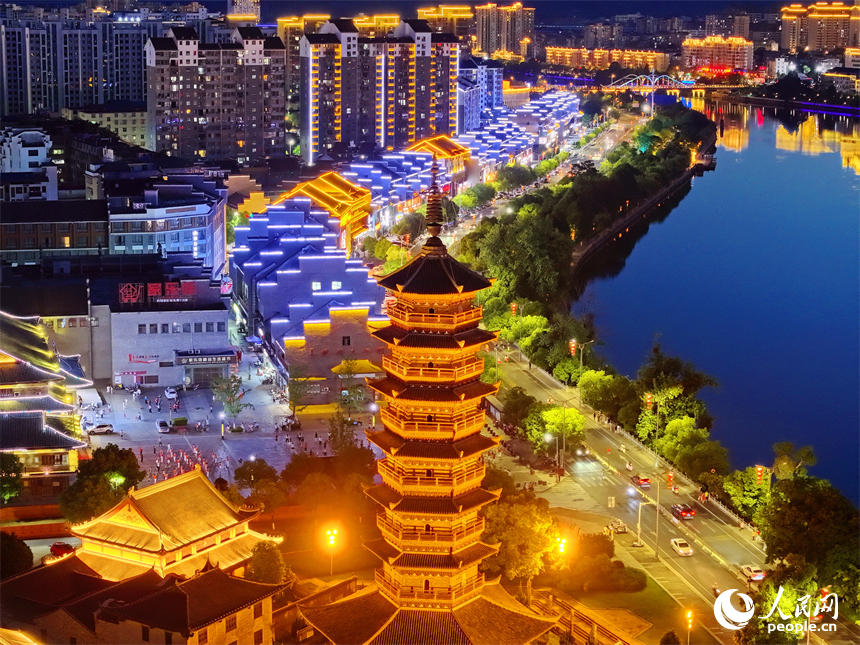 贛州市石城縣琴江鎮琴江兩岸古建筑燈光璀璨，許多游客前來觀賞古鎮夜景，品嘗夜市美食。人民網 朱海鵬攝