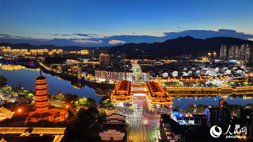 贛州市石城縣琴江鎮琴江兩岸古建筑燈光璀璨，許多游客前來觀賞古鎮夜景，品嘗夜市美食。人民網 朱海鵬攝