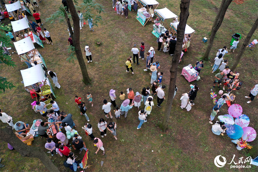 觀山鎮依托天然林地優勢，精心策劃了鄉村游園活動，吸引了眾多游客前來體驗森林野趣。人民網記者 時雨攝