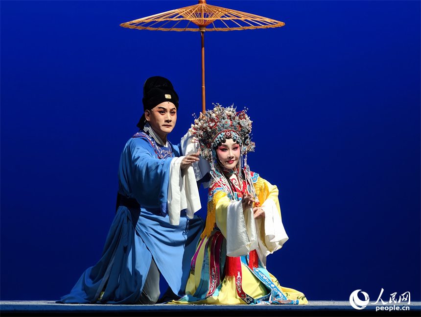 贛劇《南柯記》在南昌紅谷灘區的贛劇院大劇場上演。圖為演員傾情投入精彩演繹。人民網記者 時雨攝