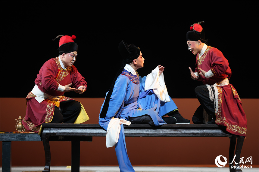 贛劇《南柯記》在南昌紅谷灘區的贛劇院大劇場上演。圖為演員傾情投入精彩演繹。人民網記者 時雨攝