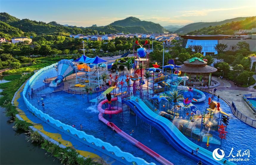 贛州市石城縣琴江鎮大畬村的一處鄉村水上樂園，不少游客少在體驗彩虹滑道、海浪池、螺旋滑梯等戲水游玩項目。人民網 朱海鵬攝