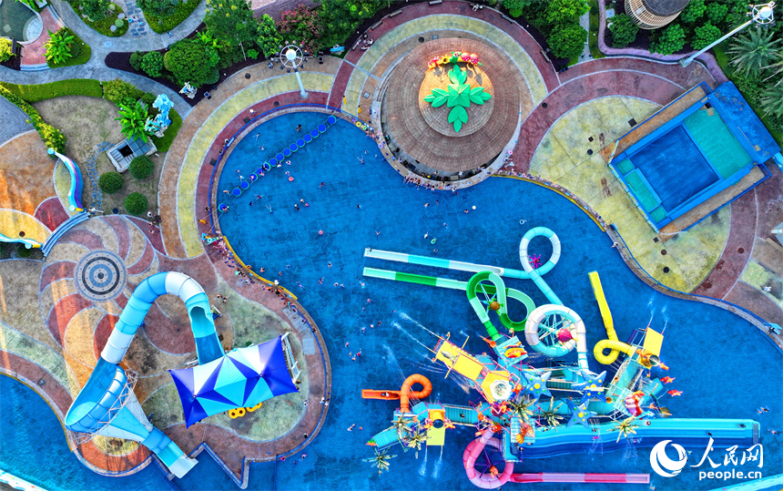 贛州市石城縣琴江鎮大畬村的一處鄉村水上樂園，不少游客少在體驗彩虹滑道、海浪池、螺旋滑梯等戲水游玩項目。人民網 朱海鵬攝
