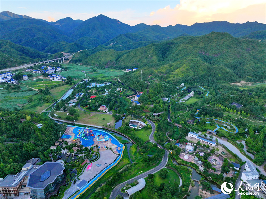 贛州市石城縣琴江鎮大畬村的一處鄉村水上樂園，不少游客少在體驗彩虹滑道、海浪池、螺旋滑梯等戲水游玩項目。人民網 朱海鵬攝