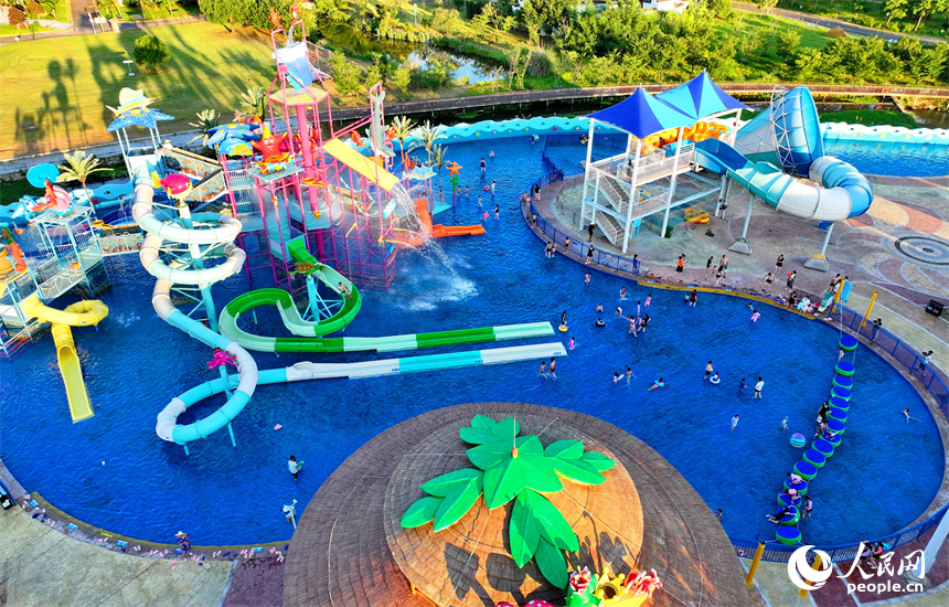 贛州市石城縣琴江鎮大畬村的一處鄉村水上樂園，不少游客少在體驗彩虹滑道、海浪池、螺旋滑梯等戲水游玩項目。人民網 朱海鵬攝