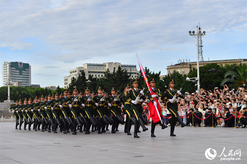 護旗方隊邁著整齊劃一、鏗鏘有力的步伐走向升旗臺。人民網記者 時雨攝