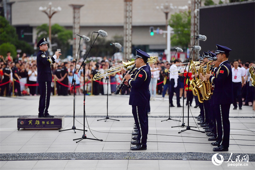 南昌英雄警樂團奏響《當那一天來臨》和《愛我中華》曲目。人民網記者 時雨攝