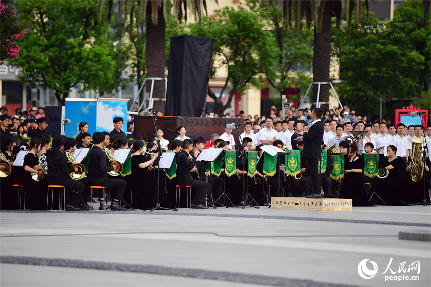 大學生軍樂團演奏《鋼鐵洪流進行曲》和《沒有共產黨就沒有新中國》曲目。人民網記者 時雨攝