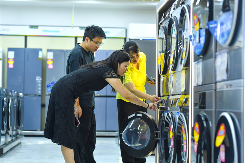在樟樹市一家家電超市內，市民正在購買家電。 周亮攝