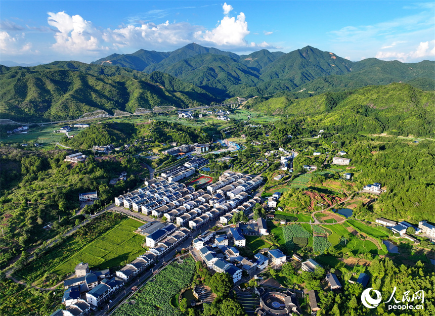 贛州市石城縣琴江鎮大畬村，錯落分布的農房與蓮田、山巒、旅游公路相映成景，構成一幅綠意盎然、和美宜居的山鄉畫卷。人民網 朱海鵬攝
