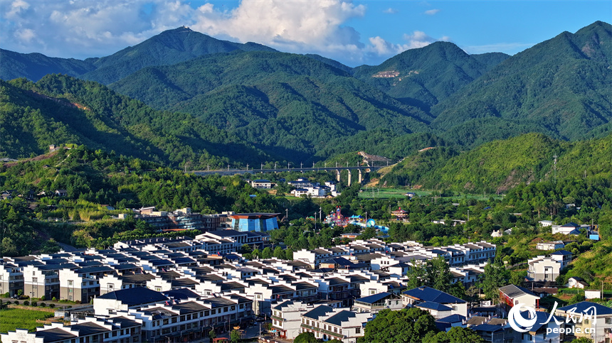 贛州市石城縣琴江鎮大畬村，錯落分布的農房與蓮田、山巒、旅游公路相映成景，構成一幅綠意盎然、和美宜居的山鄉畫卷。人民網 朱海鵬攝