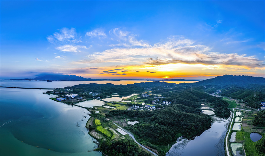 7月1日，夕陽映照下的江豚灣水生生物保護基地美不勝收。李學華攝
