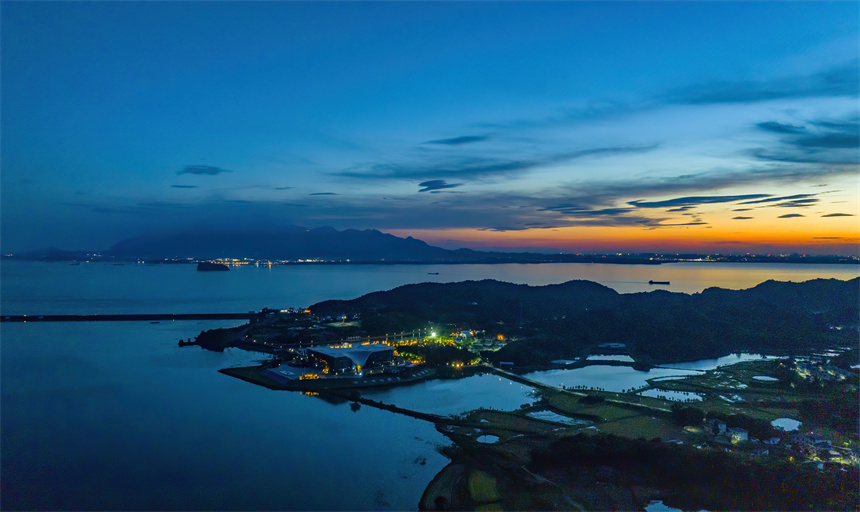 7月1日，夕陽映照下的江豚灣水生生物保護基地美不勝收。李學華攝