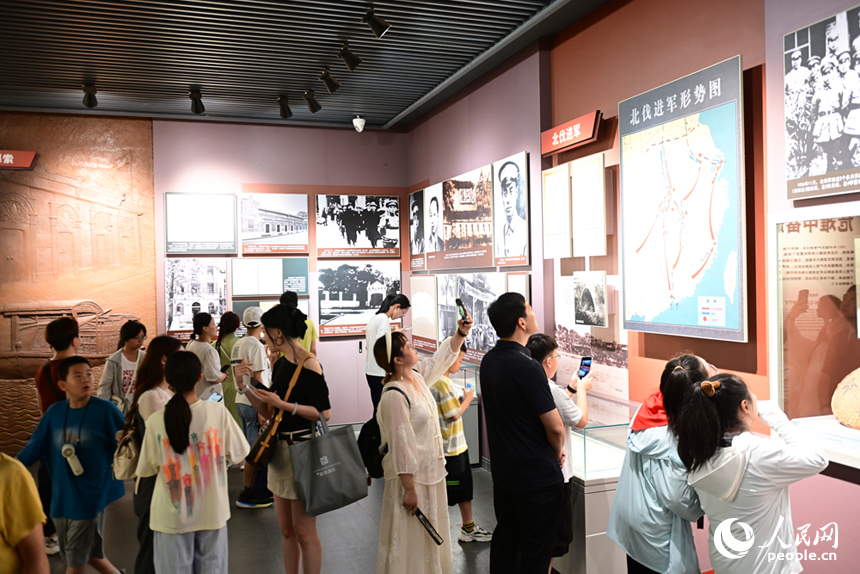 隨著暑假的到來，紅色旅游持續升溫。圖為眾多游客在南昌八一起義紀念館參觀。人民網記者 時雨攝