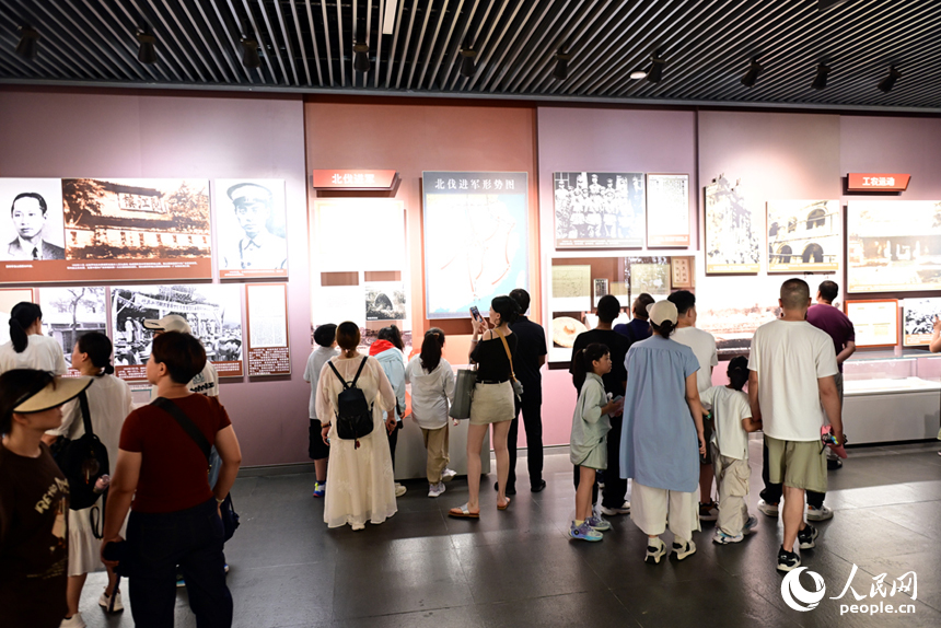 隨著暑假的到來，紅色旅游持續升溫。圖為眾多游客在南昌八一起義紀念館參觀。人民網記者 時雨攝