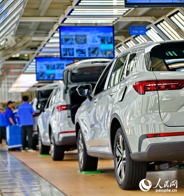 南昌市南昌縣的一家車企智能組裝車間內，工人在組裝出口東南亞、中東等國家和地區的越野汽車訂單產品。人民網 朱海鵬攝