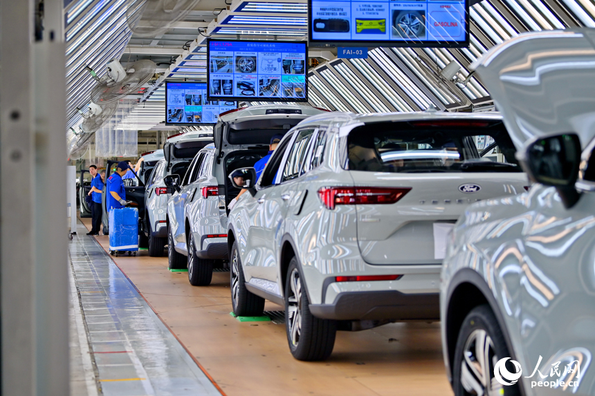 南昌市南昌縣的一家車企智能組裝車間內，工人在組裝出口東南亞、中東等國家和地區的越野汽車訂單產品。人民網 朱海鵬攝
